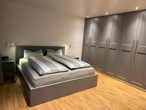 1 bedroom, bed sheets, wheelchair access