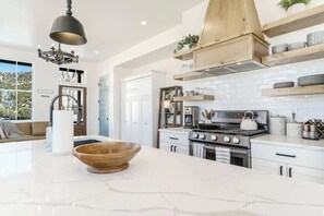 冰箱、微波炉、烤箱、炉灶