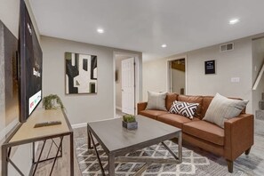 TV - Bonny Beaut! Basement Suite w Hot Tub & Fire Pit! (Colorado Springs)