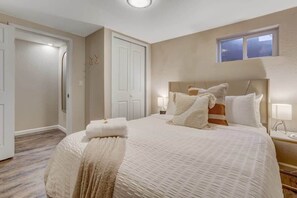 2 bedrooms, iron/ironing board, travel cot, WiFi - Bonny Beaut! Basement Suite w Hot Tub & Fire Pit! (Colorado Springs)