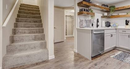 Bonny Beaut! Basement Suite w Hot Tub & Fire Pit!