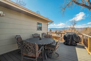 Outdoor dining - Iron View! Retreat w/ Hot Tub & Mountain Views (Colorado Springs)