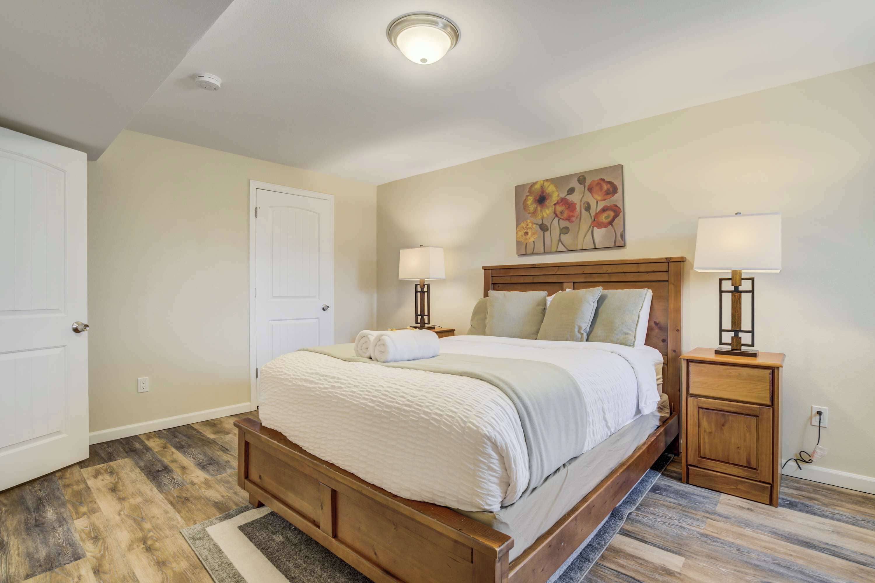 6 bedrooms, desk, iron/ironing board, travel crib