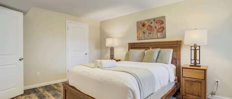6 bedrooms, desk, iron/ironing board, travel cot