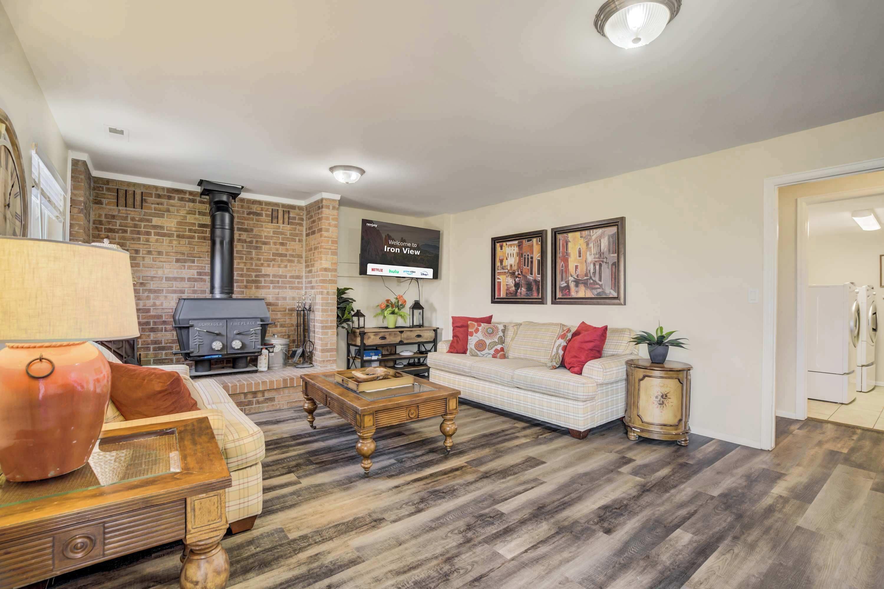 Televisio, takka, työhuone