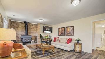 Televisio, takka, työhuone