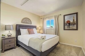 6 bedrooms, desk, iron/ironing board, travel crib