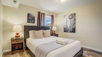 6 makuuhuonetta, työpöytä, silitysrauta/-lauta, vauvan matkasänky