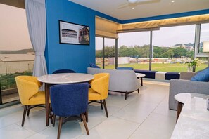 Deluxe-Doppel- oder -Zweibettzimmer, Nichtraucher, Klimaanlage | Wohnzimmer