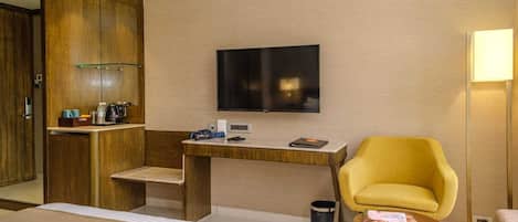 Caja de seguridad en la habitación y tabla de planchar con plancha