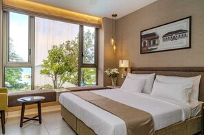 Coffres-forts dans les chambres, fer et planche à repasser