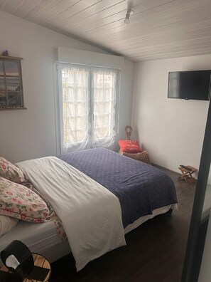 2 chambres, fer et planche à repasser, Wi-Fi, draps fournis