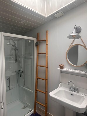 Hårtørrer, håndklæder, Sæbe, Toiletpapir