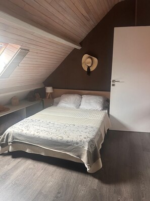 2 chambres, fer et planche à repasser, Wi-Fi, draps fournis