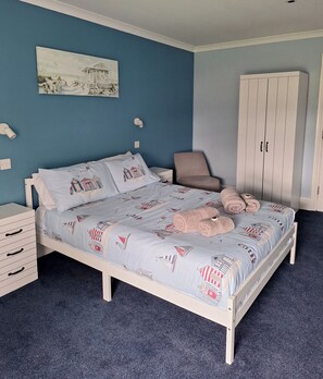 1 bedroom, internet, bed sheets, wheelchair access - Ensuite Double Room with Countryside Views (Cranleigh)
