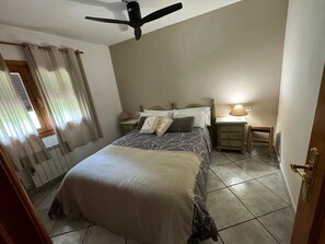 4 室のベッドルーム、アイロン / アイロン台、WiFi (無料)、ベッドシーツ