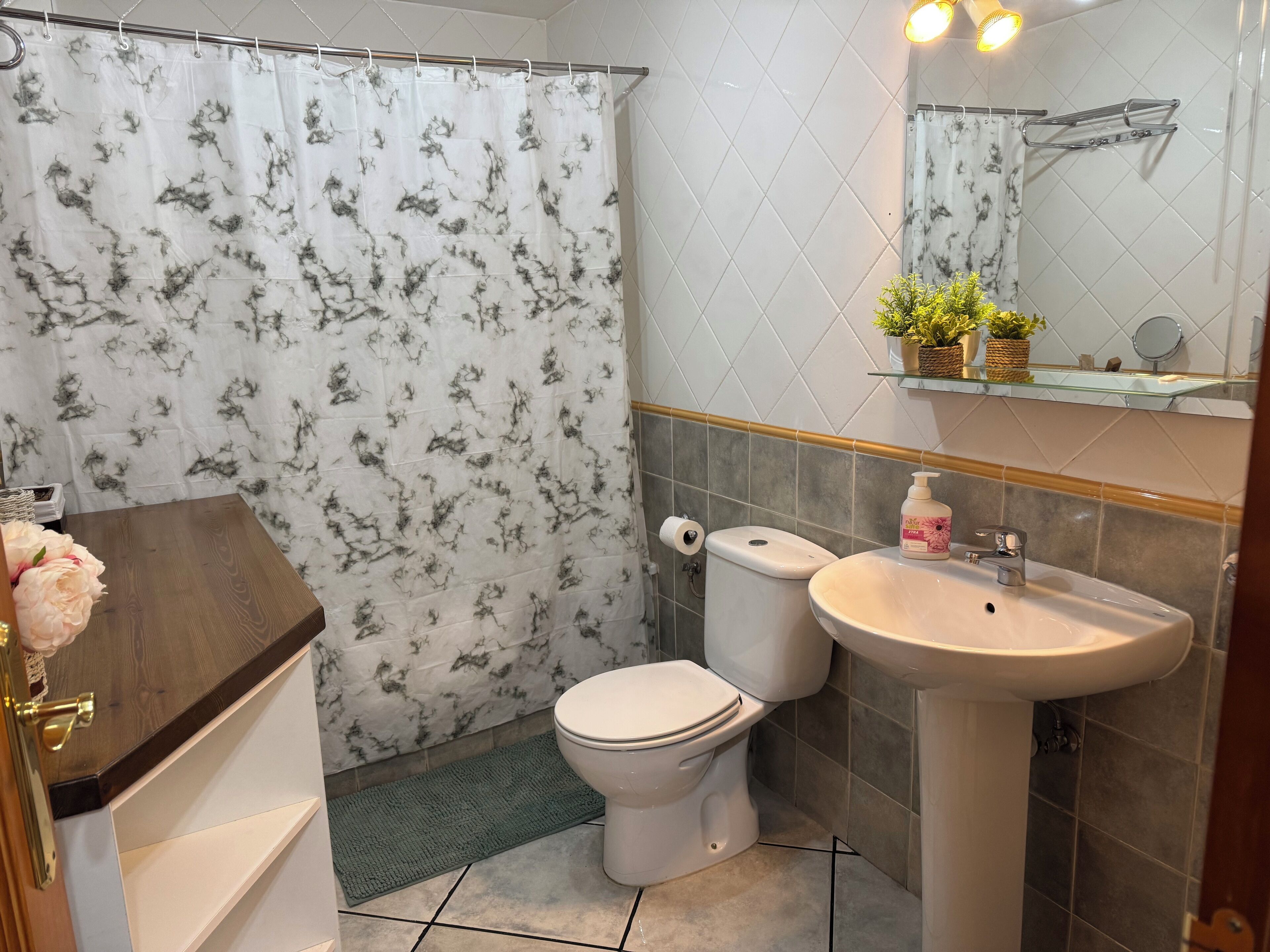 Secador de cabelo, bidê, toalhas de banho, sabonete