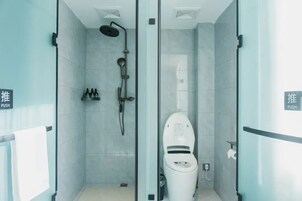 Basic Double Room | Bathroom | Shower, free toiletries, hair dryer, towels