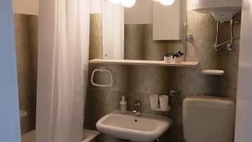 Appartement (Two Bedroom Apartment (Ana)) | Badkamer | Een douche, handdoeken