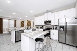 Kjøleskap, ovn, kokeplater og oppvaskmaskin