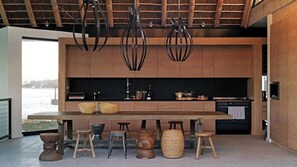 Una cocina moderna con una isla grande, armarios de madera y un horno empotrado.