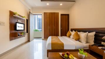 Työpöytä, kannettavalle tietokoneelle sopiva työtila, pimennysverhot