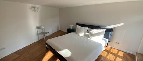 3 bedrooms, desk, WiFi, bed sheets