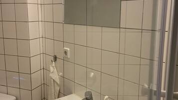 Haartrockner, Handtücher, Seife, Toilettenpapier