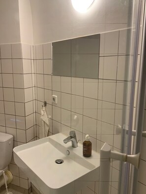 Haartrockner, Handtücher, Seife, Toilettenpapier