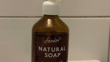 Hårtørrer, håndklæder, Sæbe, Toiletpapir