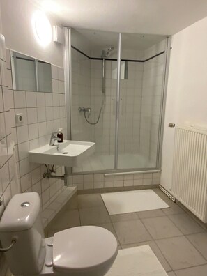 Haartrockner, Handtücher, Seife, Toilettenpapier