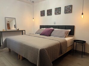 3 عدّة غرف نوم ومكواة/لوح كي وواي فاي وملاءات أسرّة