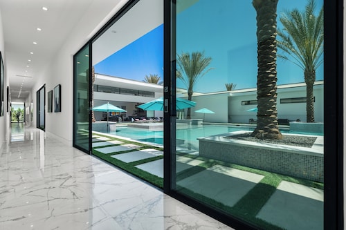 Sleeps 26 | Retreat w/ Pool, Hot Tub, Pickleball & Putting Green | Villa #12