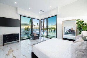 5 habitaciones, tabla de planchar con plancha y cuna de viaje