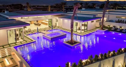 Sleeps 14 | Pool, Hot Tub & Pickleball | Minutes to Golf | Bravo Villa #5