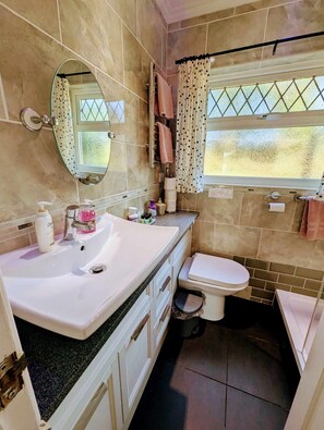 Assecador de cabells, tovalloles, sabó i paper higiènic 