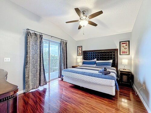 Spacious 4-bedroom apartment,Next to the mall,restaurants,Super close to Disney