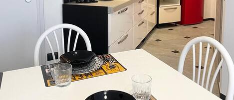 Fridge, oven, stovetop, coffee/tea maker