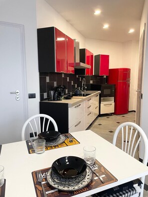 Refrigerador, horno, parrilla de estufa y cafetera y tetera 