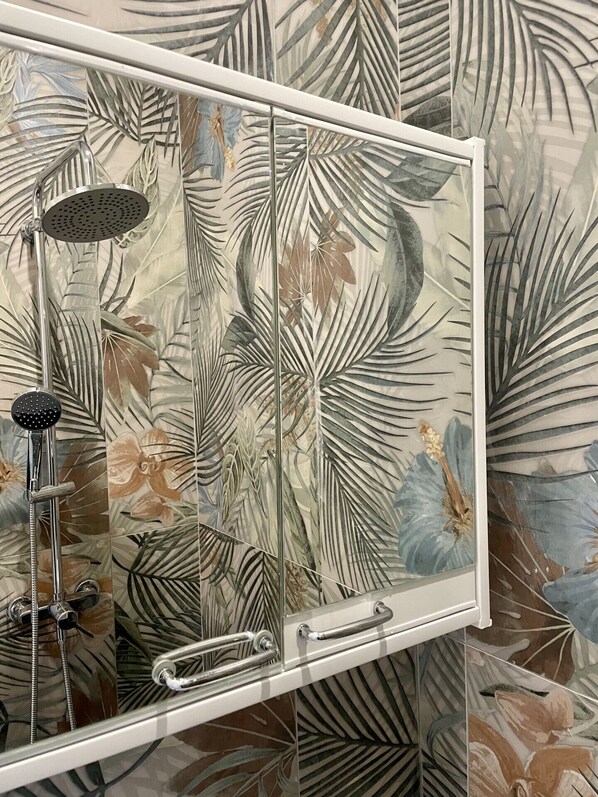Shower, hair dryer, bidet, towels