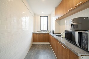 Microondas, horno, placa de cocina