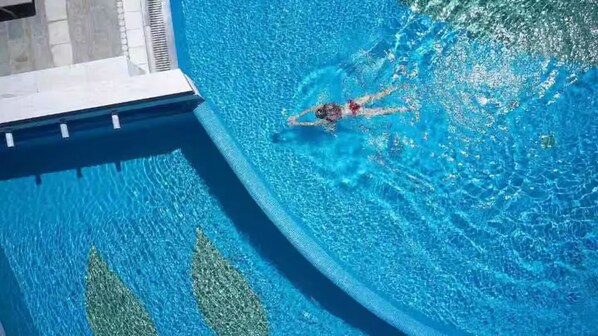 Inomhuspool och utomhuspool