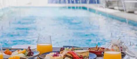 Innendørsbasseng og utendørsbasseng