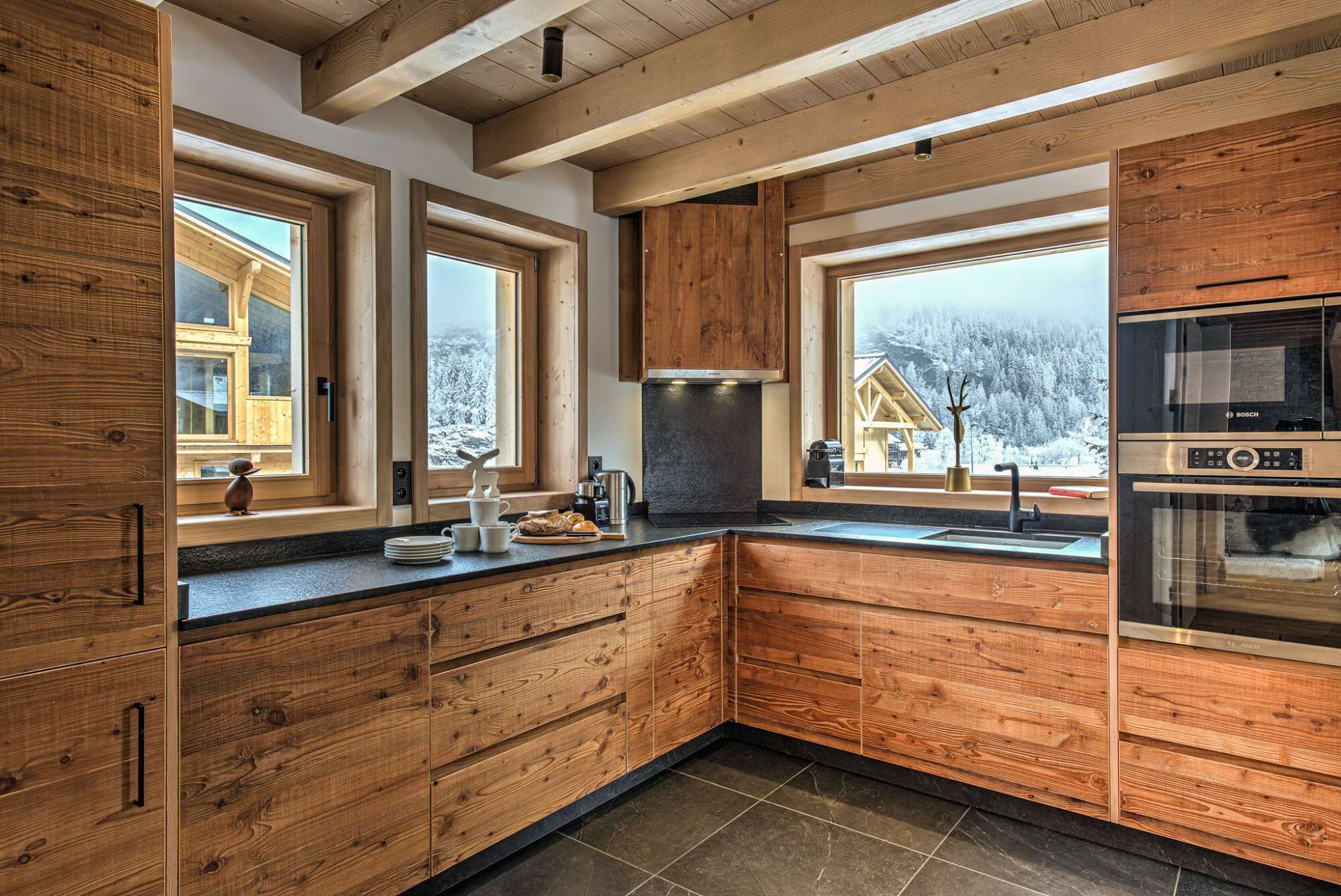 Wasserkocher mit Kaffee-/Teezubehör, Kühlschrank, Ofen, Geschirrspüler