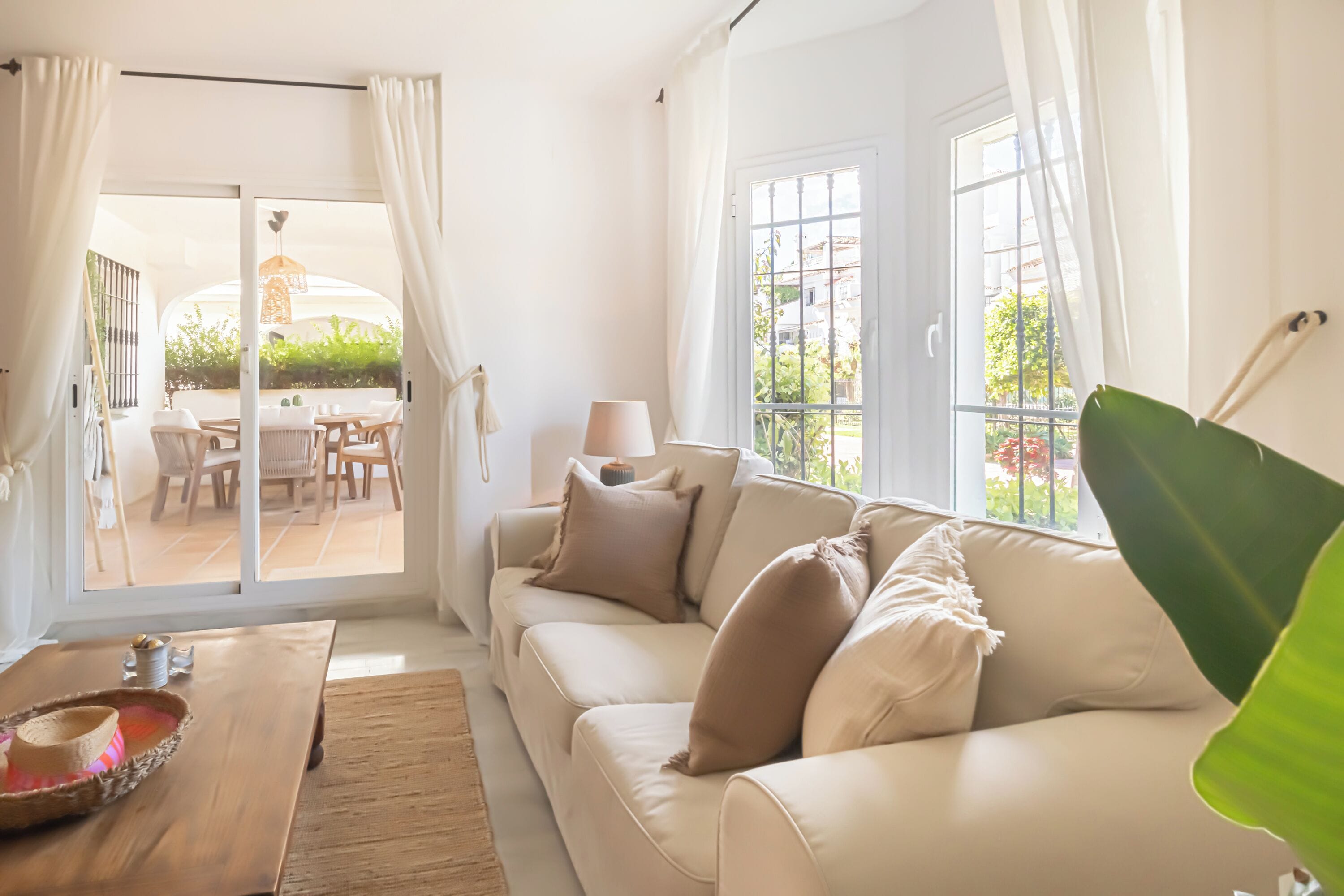 蜜月公寓, 多間臥室, 2 間浴室, 山間 (Los Naranjos de Marbella Luxury) | 起居區 | 21-吋平面電視、有線頻道、壁爐