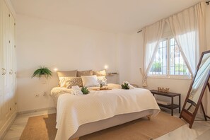 Căn hộ trăng mật, nhiều phòng ngủ, 2 phòng tắm, cạnh núi (Los Naranjos de Marbella Luxury) | 2 phòng ngủ, khu vực làm việc phù hợp cho laptop 