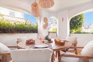 Outdoor dining - Los Naranjos de Marbella Luxury (Marbella)