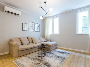 Apartamento (Two Bedroom Apartment) | Sala de estar | TV de tela plana 32 polegadas com canais via satélite, aparelho de som