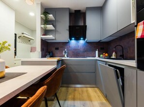 Lejlighed (Two Bedroom Apartment) | Privat køkken | Køleskab