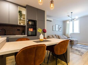 อพาร์ทเมนท์ (Two Bedroom Apartment) | ครัวส่วนตัว | ตู้เย็น